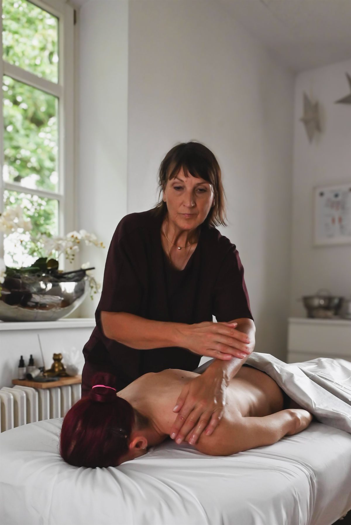Judith Hausmann bei einer Rückenmassage in ihrer Praxis